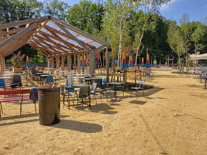 De zomerbar biedt plaats aan meer dan 400 bezoekers.