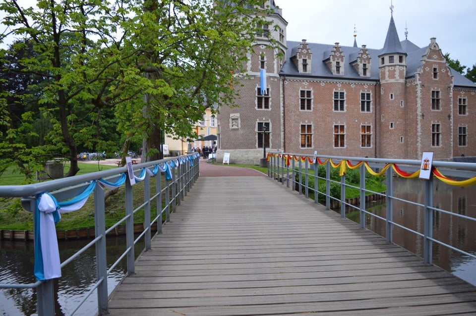 De versierde brug in de kleuren van Malle (blauw-wit) en de kleuren van de familie de Renesse (rood-geel). 