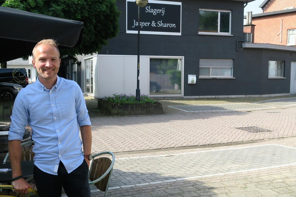 Kristof Van Deun voor de leegstaande slagerij waarin hij eind dit jaar Julien begint, een eigentijdse food store.