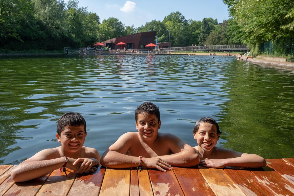 Reda, Omar en Nasser op hun hotspot.