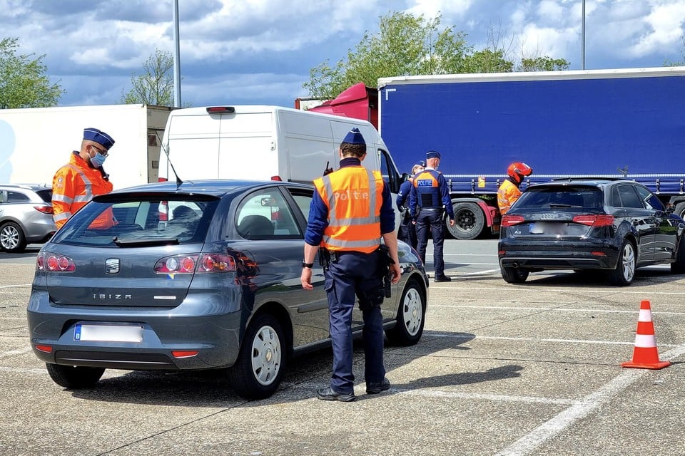 De politie en inspectiediensten controleerden naast het zwaar vervoer ook tal van personenwagens en ging na of ze geen openstaande boetes hadden staan.