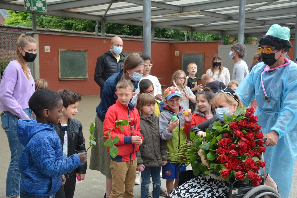 Verpleegkundige juf Suzette wordt overladen met bloemen.