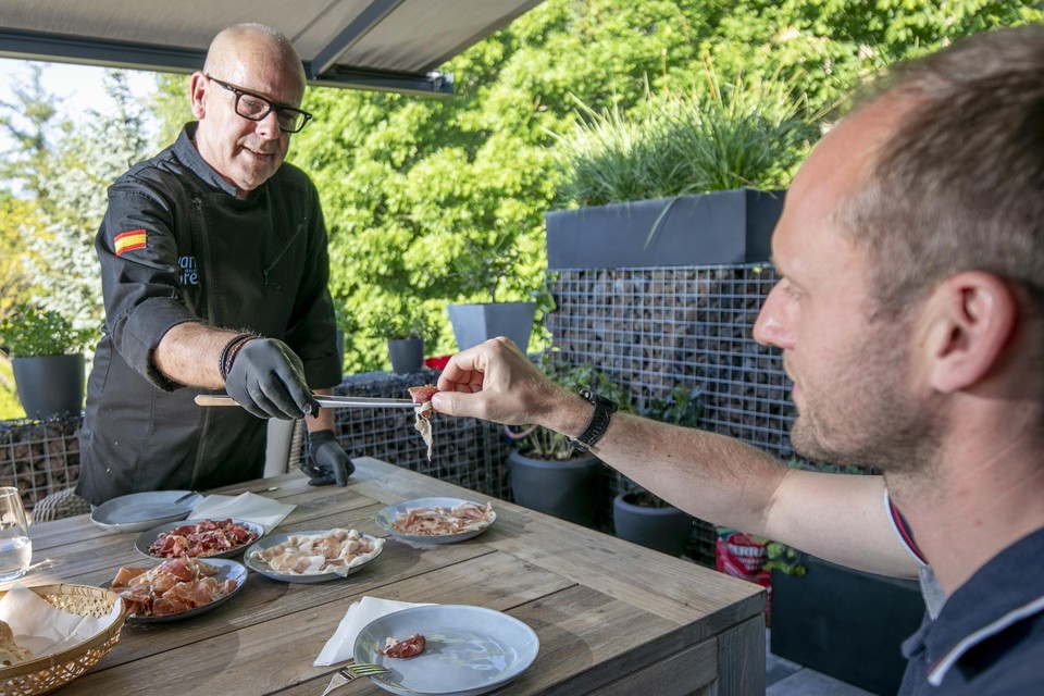 Iwan reikt de stukjes edele charcuterie aan waarvan onze Rode Duivels tijdens het EK zullen kunnen genieten.