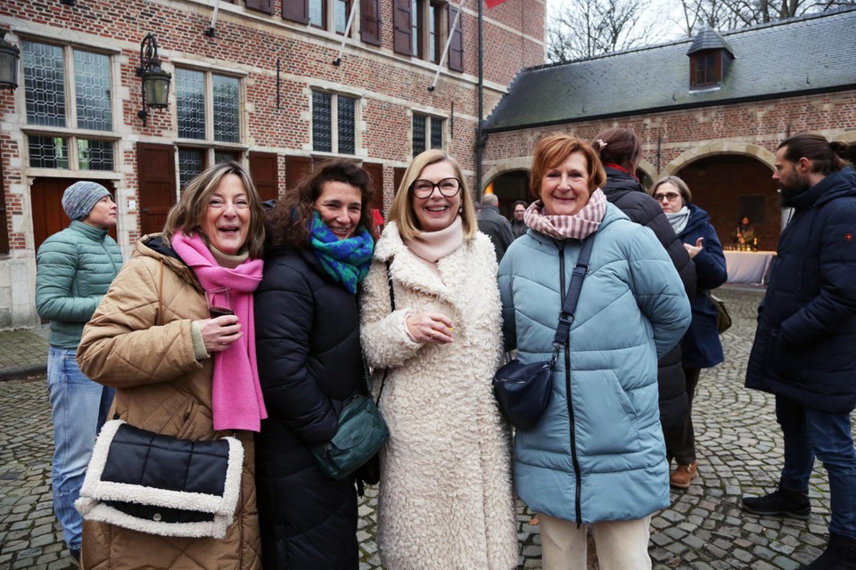 Nicole Nys met witte jas, samen met haar collega’s
