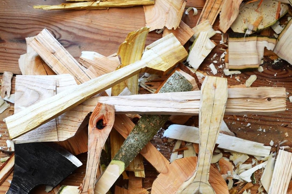 Harald Lamon van het Lepelhuis geeft de workshop in Bautersemhof. Een zelfgesneden houten lepel is even kostbaar als een gouden lepel.