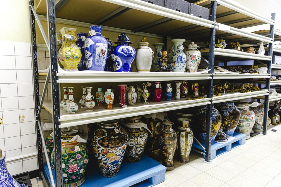 Ook de collectie van Museum Smidt van Gelder, waaronder tientallen Chinese vazen, wordt in het depot op de Luchtbal bewaard. 