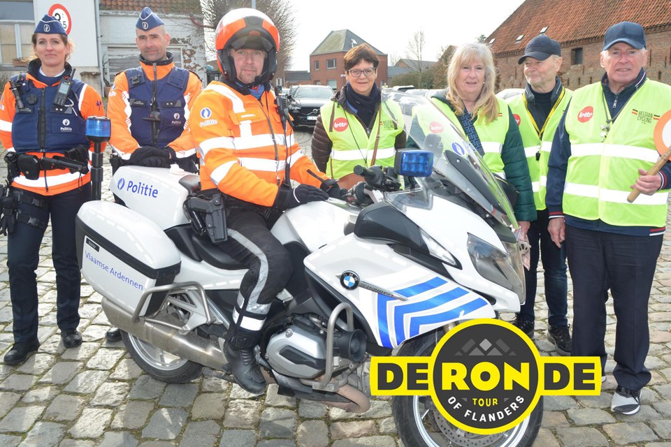 De politie van de zone Vlaamse Ardennen, samen met een team signaalgevers, op de Volkegemberg in Oudenaarde.