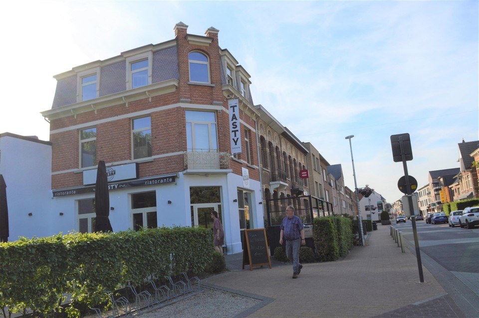 Ristorante Tasty. Sommige klanten komen nog nietsvermoedend naar de zaak.