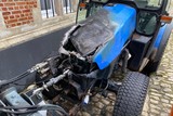 thumbnail: De arbeider die de tractor bestuurde, had nog de reflex om de gasflessen die op de machine stonden, dicht te draaien. 