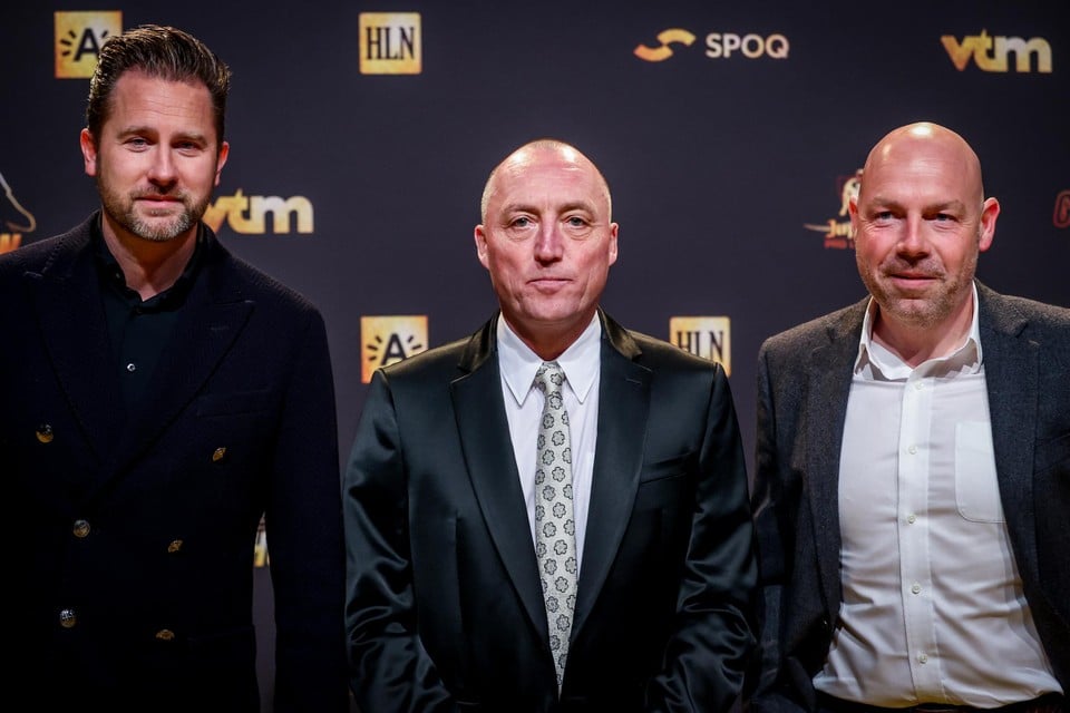 Anderlecht-vootzeitter Wout Vandenhaute, geflankeerd door CEO Sports Jesper Fredberg en trainer Brian Riemer;