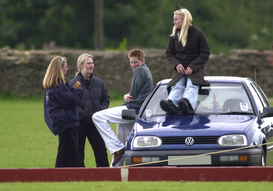 Op deze foto uit juni 2001, gemaakt tijdens een evenement van een poloclub, zie je de jonge prins Harry met links van hem Sasha Walpole.