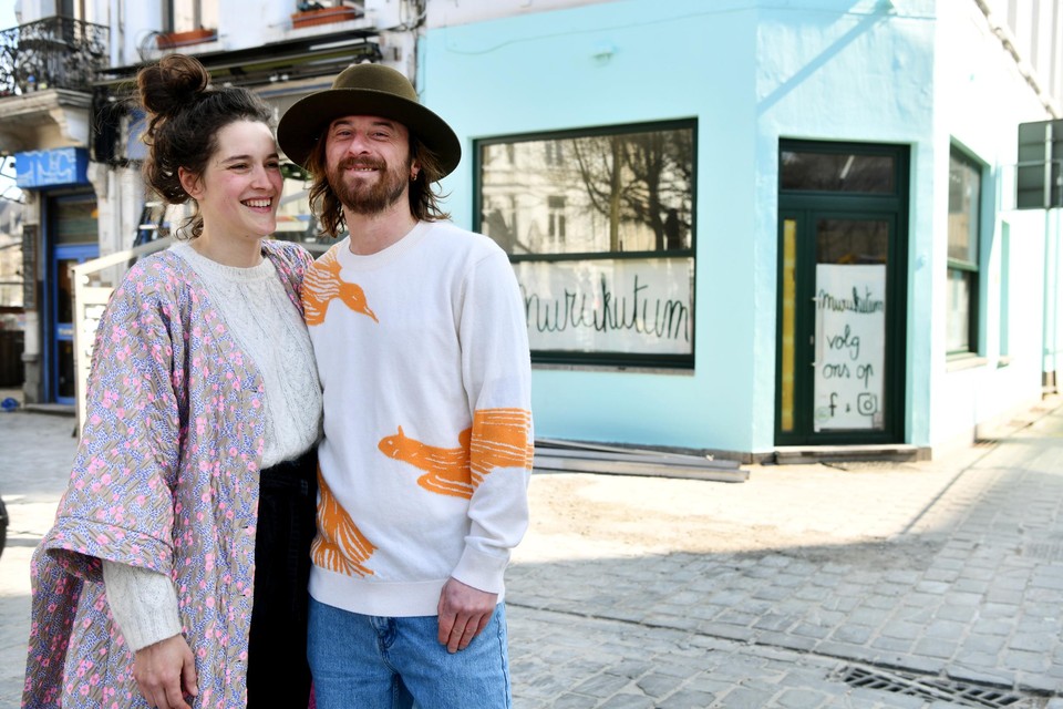 Laura Van den Noortgate en David Joris met op de achtergrond de nieuwe zaak Murukutum (rechts) en café Zeezicht (links).  