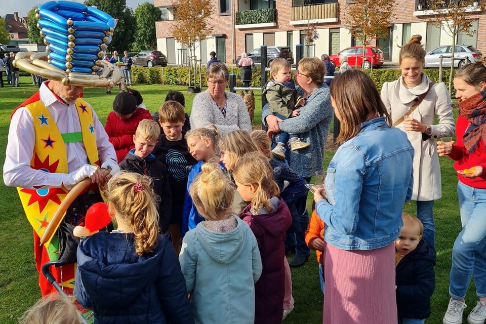 Kinderen in de buurt van het Smeyerspad mochten als eersten de nieuwe tuigen inspelen. Ze kregen er een leuk kinderfeest bovenop.