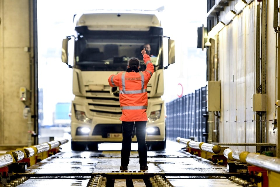 Een vrachtwagen in de scanner van de douane in de Waaslandhaven.