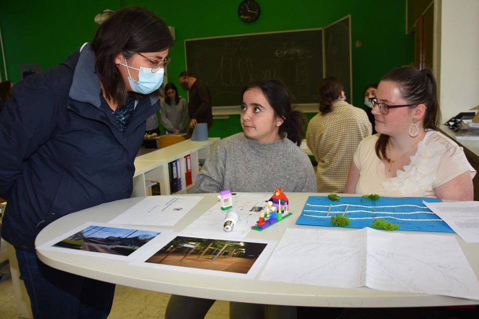Amber Lauwers en Nesrin Orhan vertellen schepenen Gulhan over hun wensen voor de stationsomgeving.