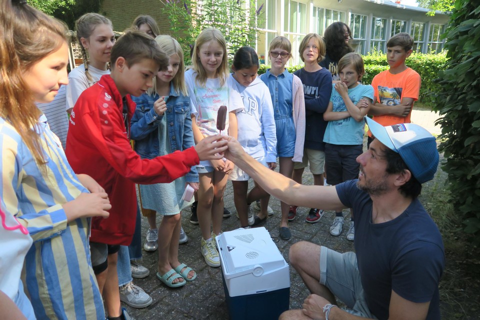 Dieter Coppens had voor de kinderen als beloning een ijsje bij. 