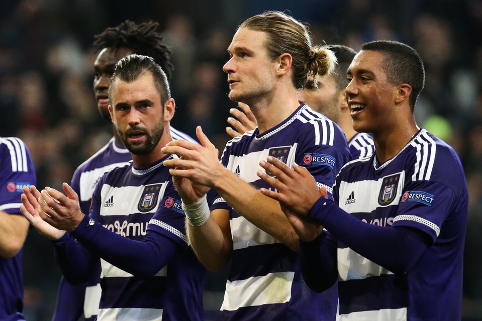 Gillet in 2015 bij Anderlecht, hier tussen Defour en Tielemans.