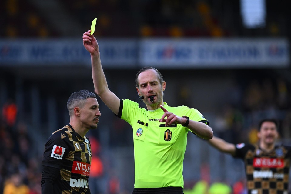 Gianni Bruno krijgt geel van scheidsrechter Wim Smet. Het tumultueuze einde van de wedstrijd in Mechelen ligt de STVV-spits nog steeds op de maag.