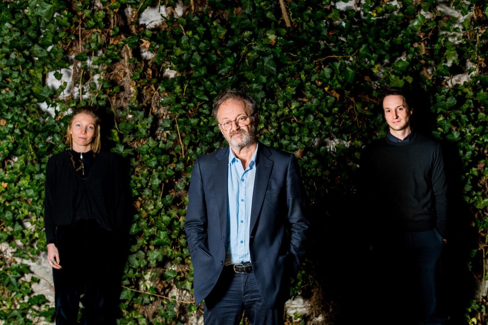 Luc Coorevits, geflankeerd door zoon Leander en Amber Maes.
