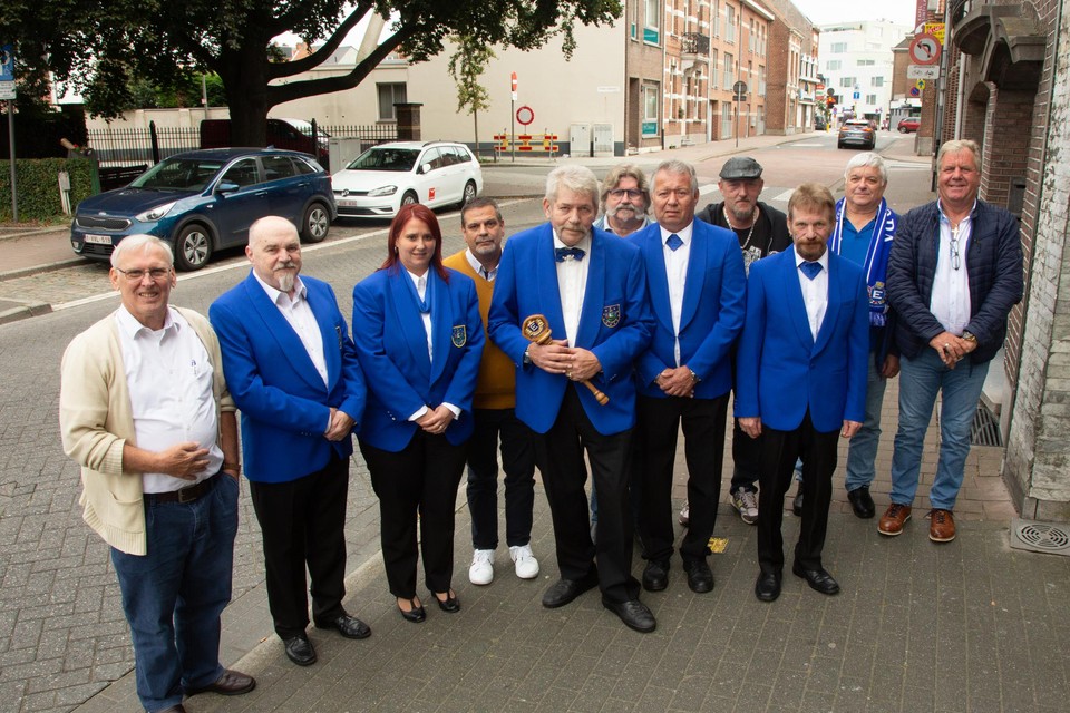 Dirk Severin, de nieuwe president van FEN (midden) hier omringd door bestuursleden en erepresident Leo Moeskops (links)