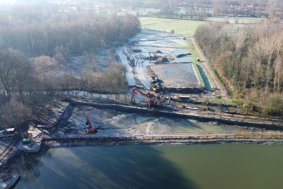 Er wordt gewerkt aan de vijver van het Vrijbroekpark in Mechelen.
