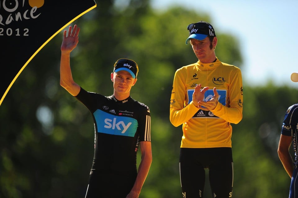 Ploegmaats Chris Froome (links) en Bradley Wiggins op het podium van de Tour in 2012. 