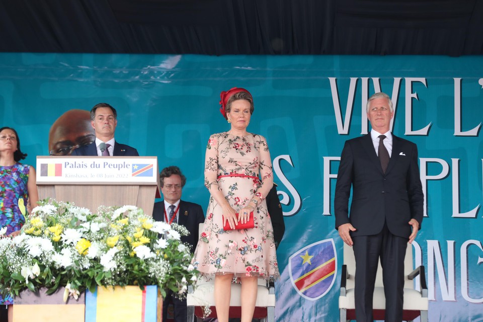Koningin Mathilde en premier Alexander De Croo (Open Vld) volgden de speech van dichtbij. 