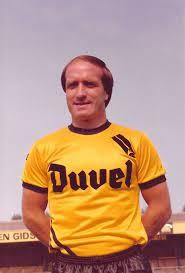 De latere topcoach Dick Advocaat in het Duvel-shirt van Berchem Sport, begin jaren 80.