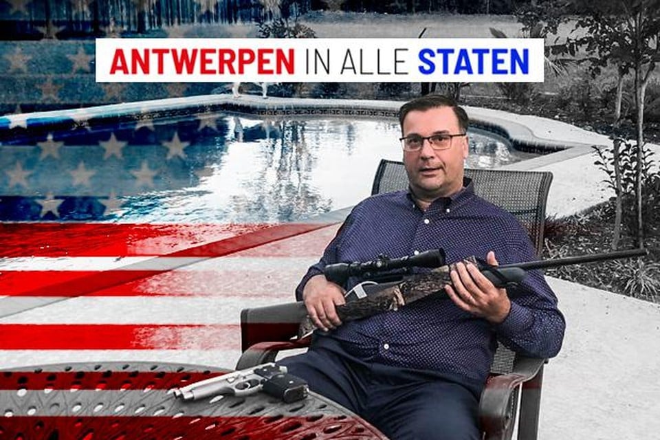 Koen Vermeylen op zijn terras aan zijn riante tuin met zwembad in Midlothian, Texas met twee van zijn schietwapens uit zijn ruime collectie: een groot kaliber met 30-06 munitie en een 9mm-pistool.