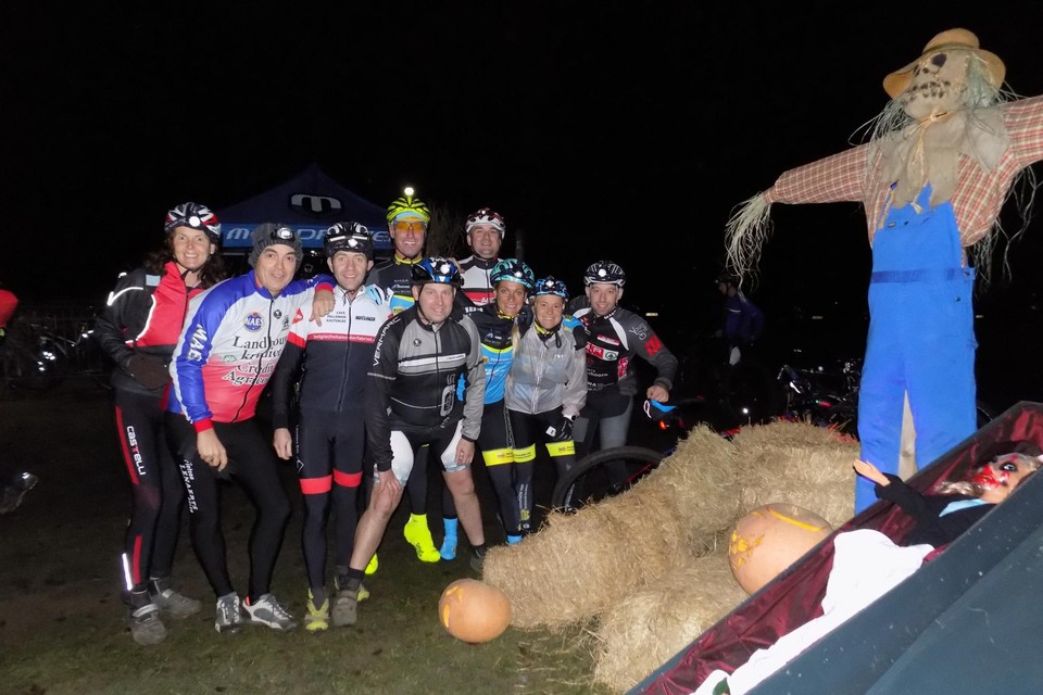 Mountainbikers staan klaar voor de Halloween avondrit in Gierle.