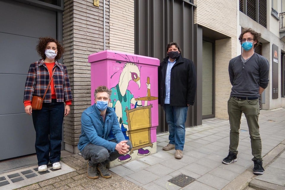Schepenen Björn Siffer en Gabriella De Francesco en kunstenaars Lieven Hendrickx en Jonas Tuch bij een van de beschilderde kasten.