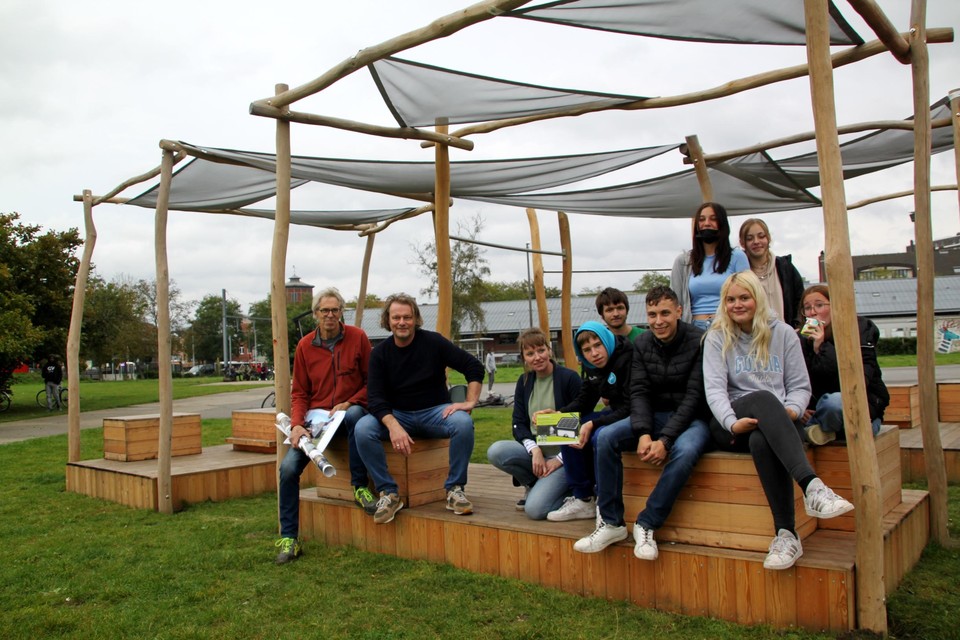 Ontwerper Roel Crul, schepen Jan Van Otten en Brit Versmissen van AkirA openden met enkele jongeren de chillplek in Park Spooreinde.
