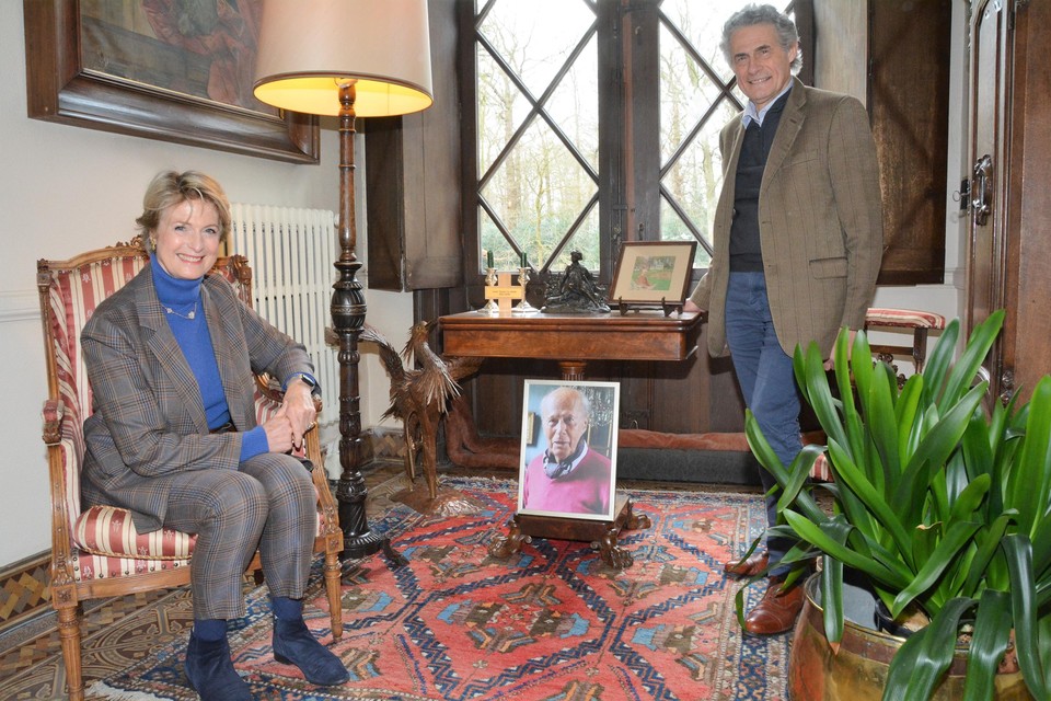 Diane en Roland Le Grelle bij de foto van hun vader in de inkomhal van het kasteel.