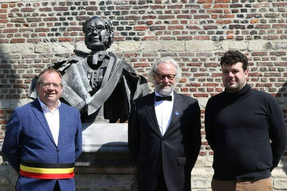 Burgemeester Koen T’Sijen met ondervoorzitter Jean-Pierre Clement en directeur Mattias Devuyst van het Willemsfonds aan het standbeeld.