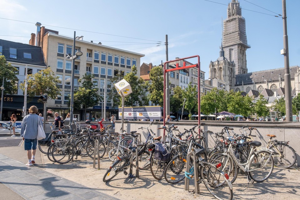 De overvolle fietsstalling op de Groenplaats verdwijnt. In de plaats komen er ondergronds achthonderd plekken voor tweewielers.