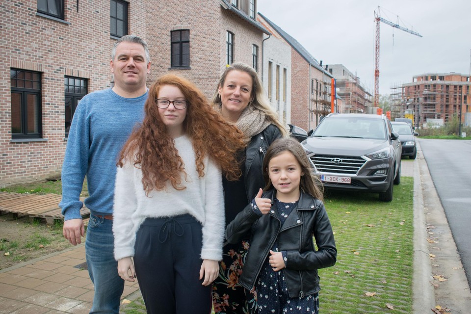 Robby Gauwloos en Pascale Lieckens verhuisden samen met dochters Myrthe en Maïthe van de Guldensporenlaan naar een nieuwbouwwoning in de Kreeftstraat.