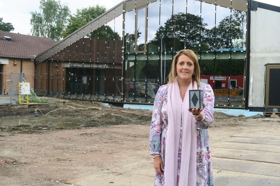 COO Valérie Jonkers met de in 2015 gewonnen erfgoedprijs voor authentieke restauratie van de tiendenschuur.
