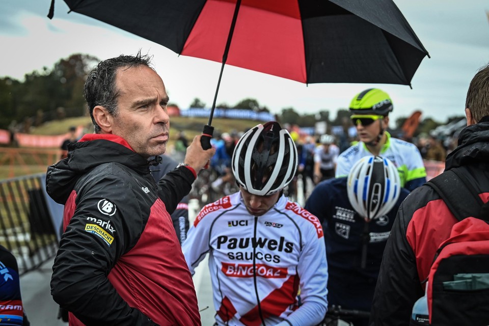 Richard Groenendaal houdt Eli Iserbyt droog voor de start van de WB-manche in Fayetteville.