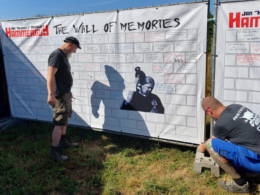 Op de festivalweide is een ‘Wall of Memories’ ingericht, waar iedereen vrij steunbetuigingen, troostende woorden en herinneringen aan Jan Kilowatt kan neerschrijven. 