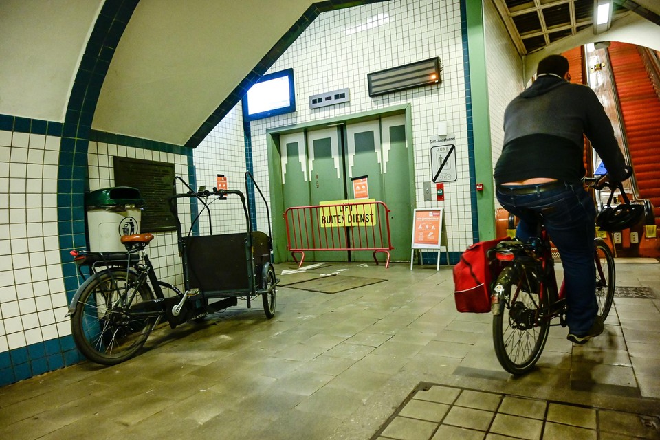 De lift van de Voetgangerstunnel is al een tijdje buiten dienst. De grondige renovatie was normaal al in 2017 gepland.