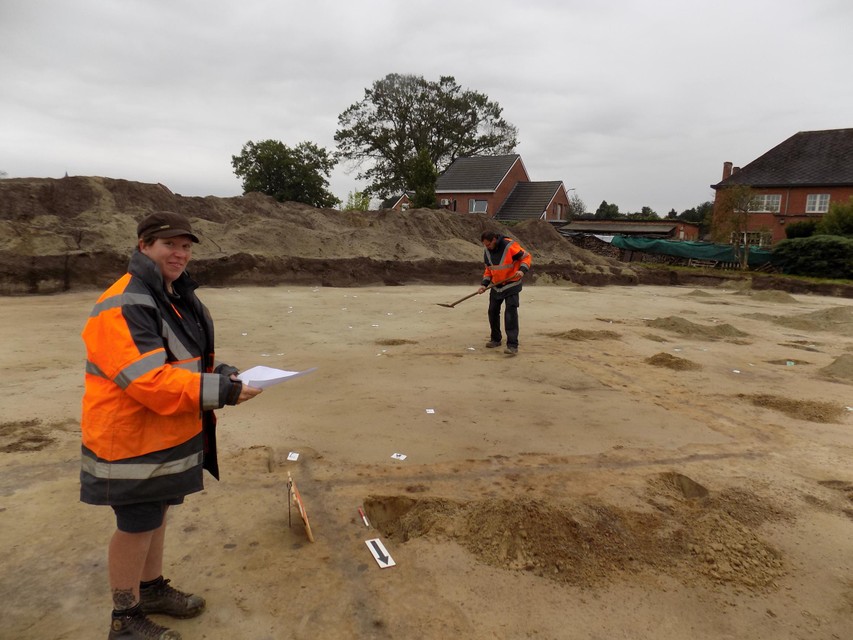 Archeologen tijdens de opgravingen in Meerhout. 