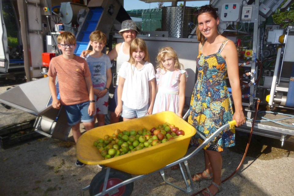 Ook Katrijn Van Renterghem van de Schotense milieudienst kwam aanrijden met een goedgevulde kruiswagen appels.