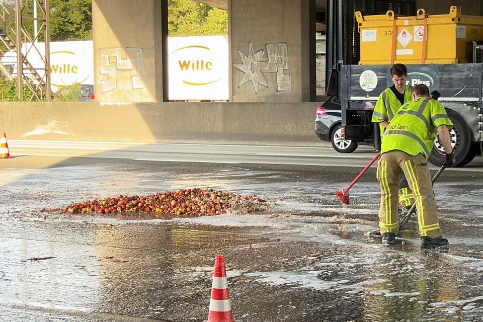 Vrachtwagen verliest lading tomaten op Antwerpse Ring maar rijdt door: rijbaan opgeruimd, stevige file (Antwerpen)