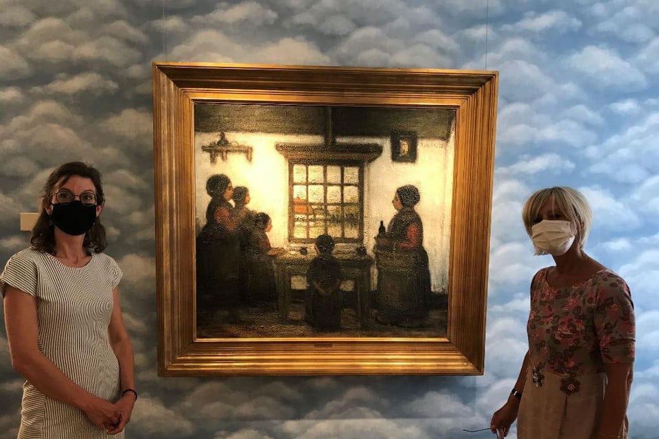 Conservator Karen Delfosse en voorzitster Marina Nuyts poseren voor het nieuwe ‘wolkenbehang’ in hun museum.
