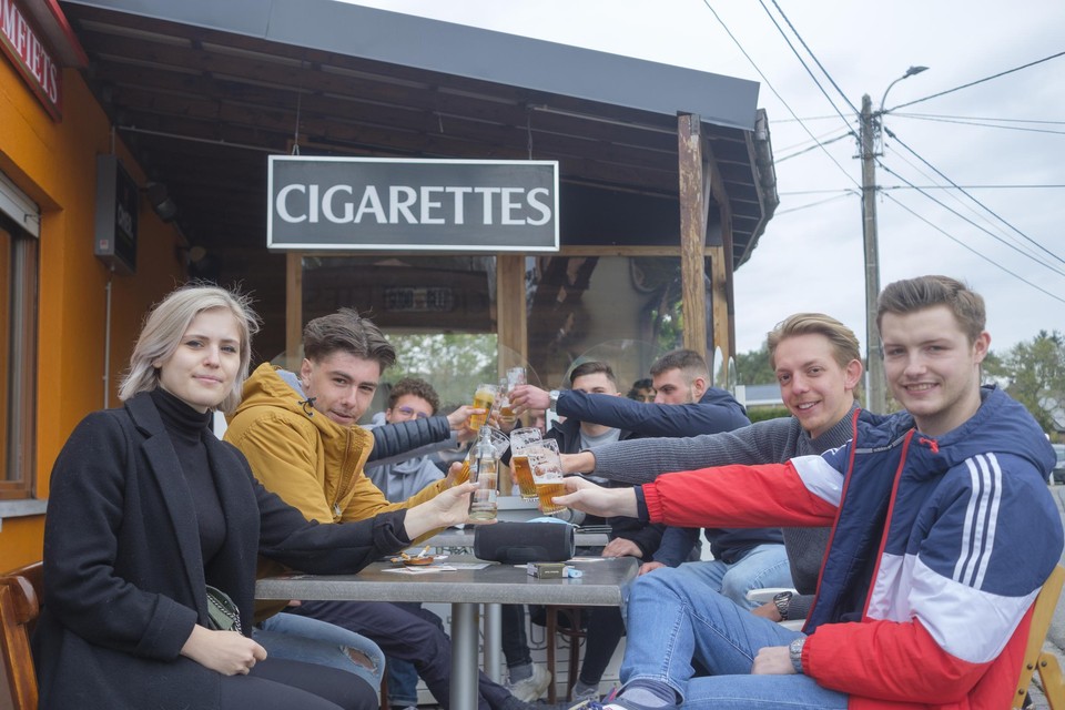 Een vol terras bij Den Bromfiets in Rijmenam.