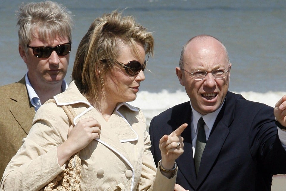 Noël De Bruyne op een zeldzame persfoto uit 2007: in gesprek met Mathilde, terwijl Filip op de achtergrond meeluistert. 
