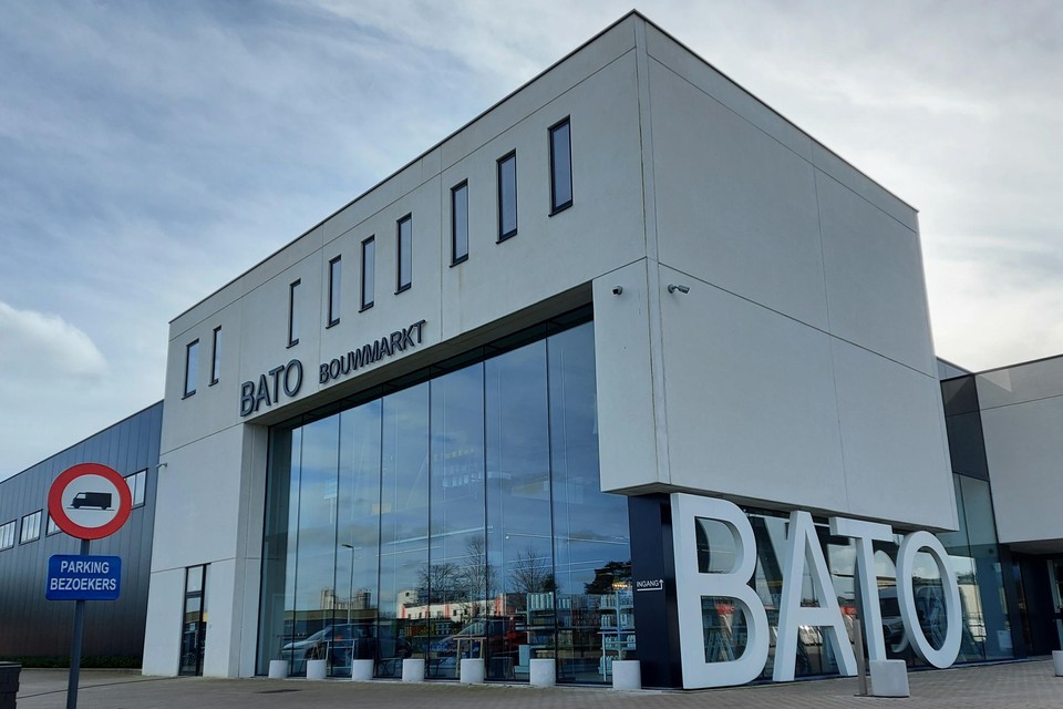 Bij Bato Bouwmarkt ging de befaamde aannemer C. aan de haal met goten, een mortelmolen, snelbeton en gereedschap voor ruim drieduizend euro. 