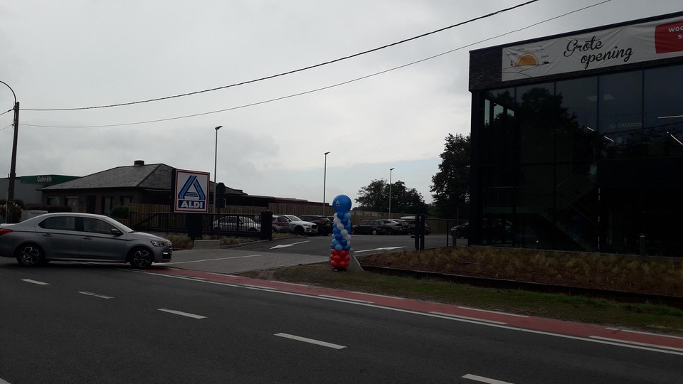 De inrit van op Spijker naar de parking van Aldi is bewust breed gemaakt.