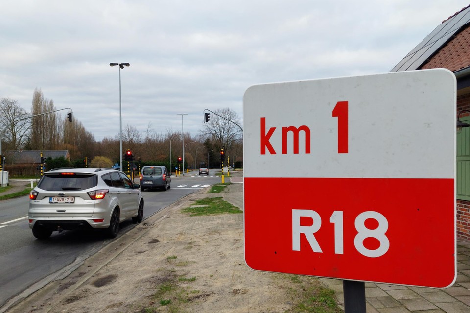 De R18 wordt over twee jaar helemaal vernieuwd en opgewaardeerd tot een volwaardige ringweg, met aan weerszijden een aparte ventweg voor plaatselijk verkeer en fietsers. 