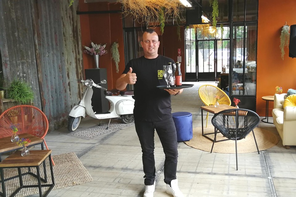 Kurt Van Peer serveert enkele biertjes van Brouwerij Aerts in de opgeknapte horecazaak van het gelijknamige brouwerijcomplex.